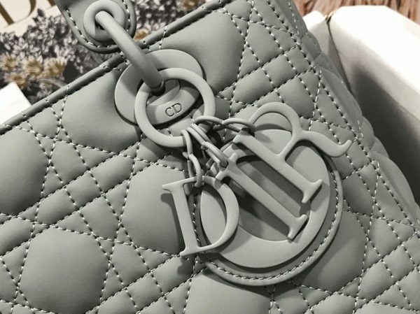 Réplique Sac Lady Dior Medium en gris – Image 9