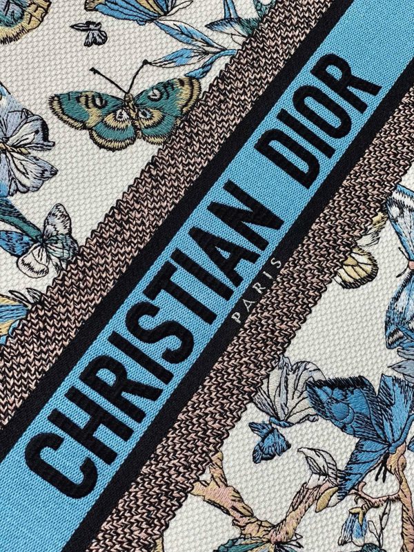 Réplique Sac Dior Book Tote Large en broderie Mexico Toile de Jouy blanc et bleu – Image 2