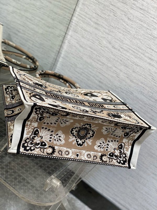 Fausse Sac Dior Book Tote Large en broderie Bandana Papillon beige – Image 7