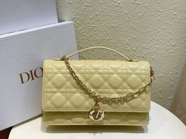 Contrefaçon Sac Miss Dior à poignée en agneau cannage jaune pastel – Image 9