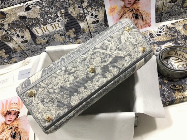 Sac Lady D-Lite Large en broderie Toile de Jouy inversée grise – Image 7