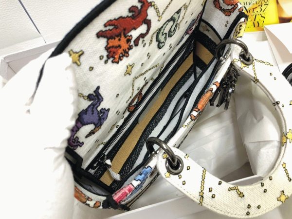 Fausse Sac Lady D-Lite Medium en broderie Zodiac Pixel blanche – Image 6