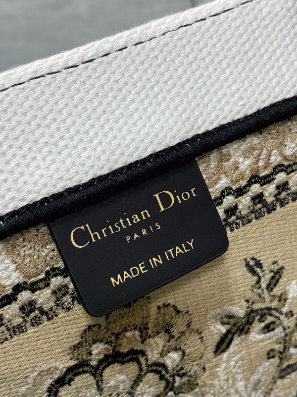 Fausse Sac Dior Book Tote Large en broderie Bandana Papillon beige – Image 4