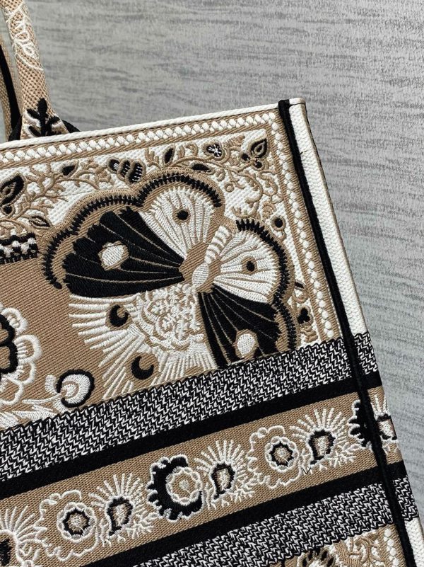 Fausse Sac Dior Book Tote Large en broderie Bandana Papillon beige – Image 3