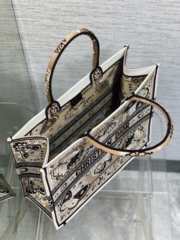 Fausse Sac Dior Book Tote Large en broderie Bandana Papillon beige – Image 2