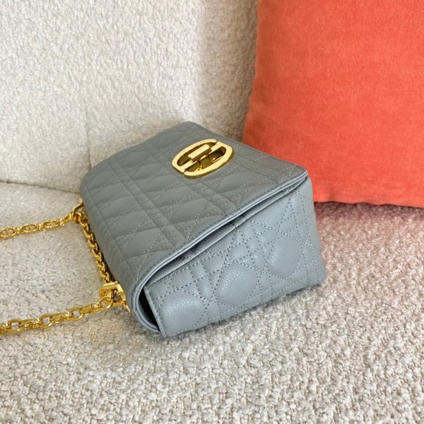 Contrefaçon Sac Dior Caro Medium en gris – Image 5