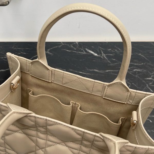 Réplique Petit Sac Dior Book Tote avec bandoulière en beige – Image 10