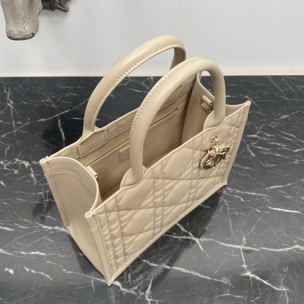 Réplique Petit Sac Dior Book Tote avec bandoulière en beige – Image 9