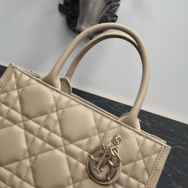Réplique Petit Sac Dior Book Tote avec bandoulière en beige – Image 8