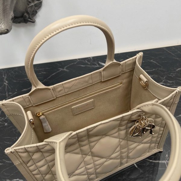 Réplique Petit Sac Dior Book Tote avec bandoulière en beige – Image 7