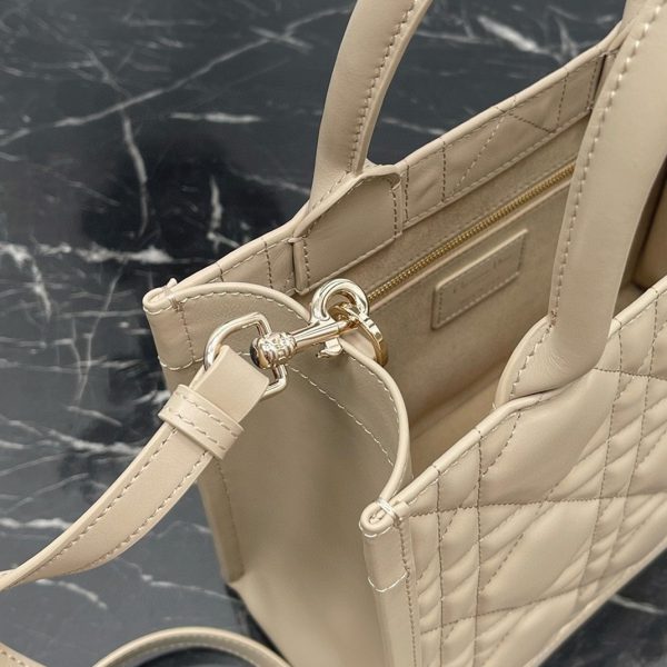 Réplique Petit Sac Dior Book Tote avec bandoulière en beige – Image 5