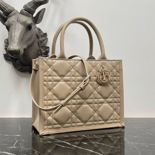 Réplique Petit Sac Dior Book Tote avec bandoulière en beige – Image 4
