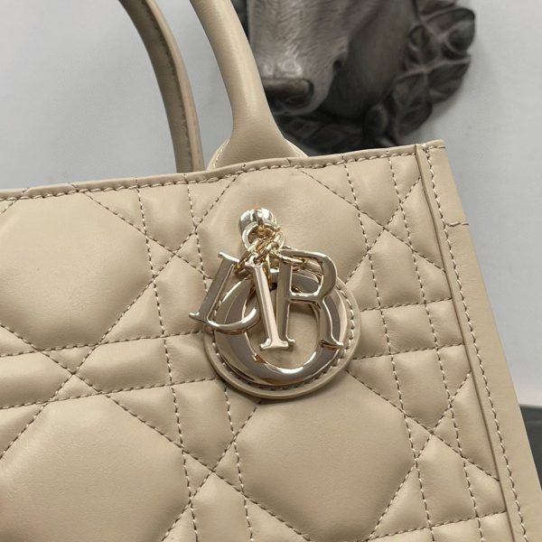 Réplique Petit Sac Dior Book Tote avec bandoulière en beige – Image 3