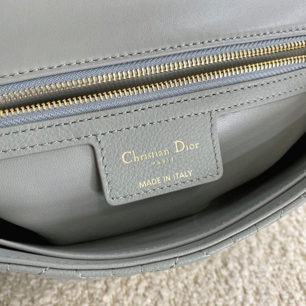 Contrefaçon Sac Dior Caro Medium en gris – Image 2