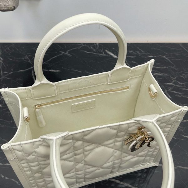 Contrefaçon Petit Sac Dior Book Tote avec bandoulière en blanc – Image 10