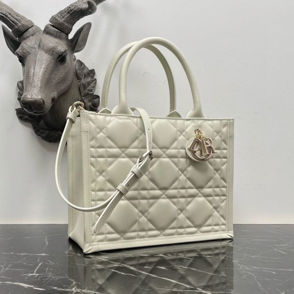 Contrefaçon Petit Sac Dior Book Tote avec bandoulière en blanc – Image 9