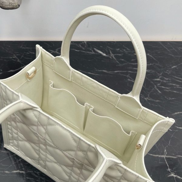 Contrefaçon Petit Sac Dior Book Tote avec bandoulière en blanc – Image 8