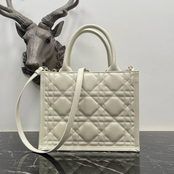 Contrefaçon Petit Sac Dior Book Tote avec bandoulière en blanc – Image 7