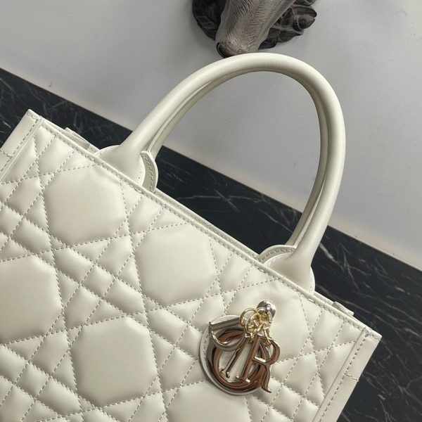 Contrefaçon Petit Sac Dior Book Tote avec bandoulière en blanc – Image 6
