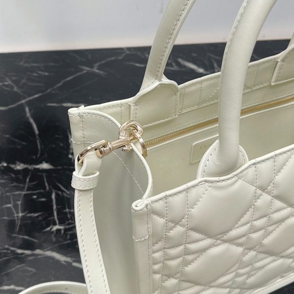 Contrefaçon Petit Sac Dior Book Tote avec bandoulière en blanc – Image 5