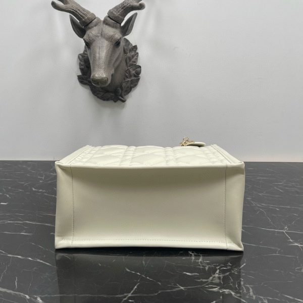 Contrefaçon Petit Sac Dior Book Tote avec bandoulière en blanc – Image 4
