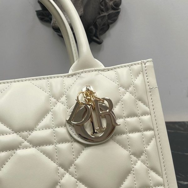 Contrefaçon Petit Sac Dior Book Tote avec bandoulière en blanc – Image 3