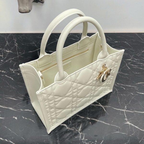 Contrefaçon Petit Sac Dior Book Tote avec bandoulière en blanc – Image 2