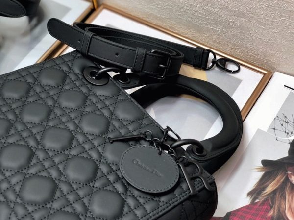 Réplique Sac Lady Dior Medium en noir – Image 8