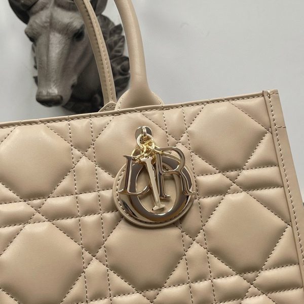 Fausse Sac Dior Book Tote Medium avec bandoulière en beige – Image 9