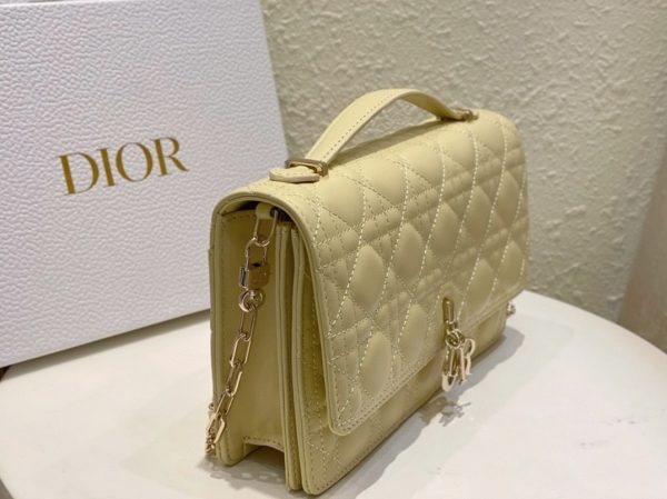Contrefaçon Sac Miss Dior à poignée en agneau cannage jaune pastel – Image 8