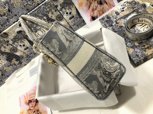 Sac Lady D-Lite Large en broderie Toile de Jouy inversée grise – Image 6