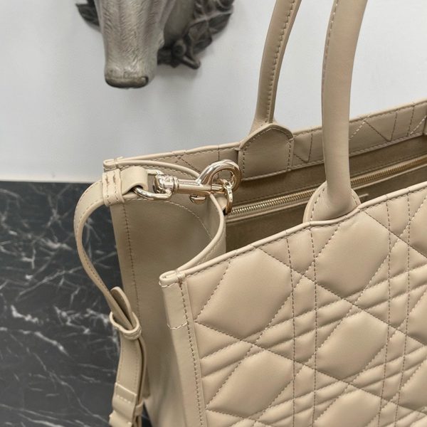 Fausse Sac Dior Book Tote Medium avec bandoulière en beige – Image 6