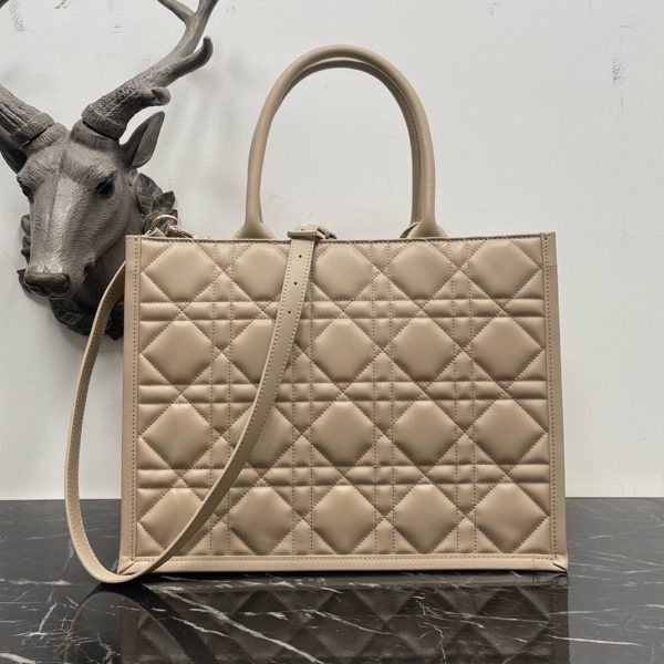Fausse Sac Dior Book Tote Medium avec bandoulière en beige – Image 5