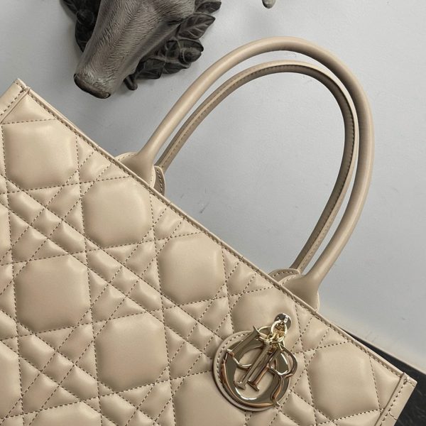 Fausse Sac Dior Book Tote Medium avec bandoulière en beige – Image 4