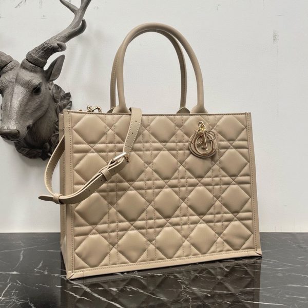 Fausse Sac Dior Book Tote Medium avec bandoulière en beige – Image 2