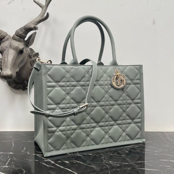 Réplique Sac Dior Book Tote Medium avec bandoulière en gris – Image 10