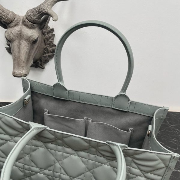 Réplique Sac Dior Book Tote Medium avec bandoulière en gris – Image 9