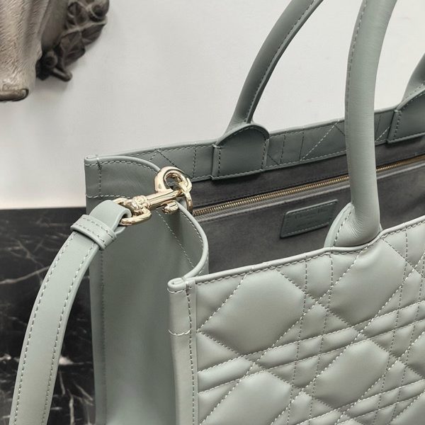 Réplique Sac Dior Book Tote Medium avec bandoulière en gris – Image 7