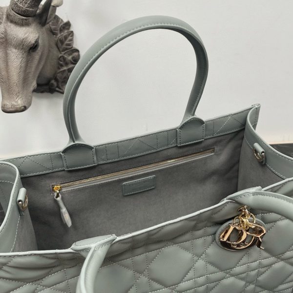 Réplique Sac Dior Book Tote Medium avec bandoulière en gris – Image 6