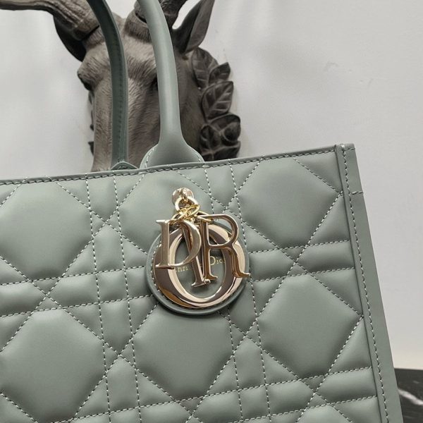 Réplique Sac Dior Book Tote Medium avec bandoulière en gris – Image 5