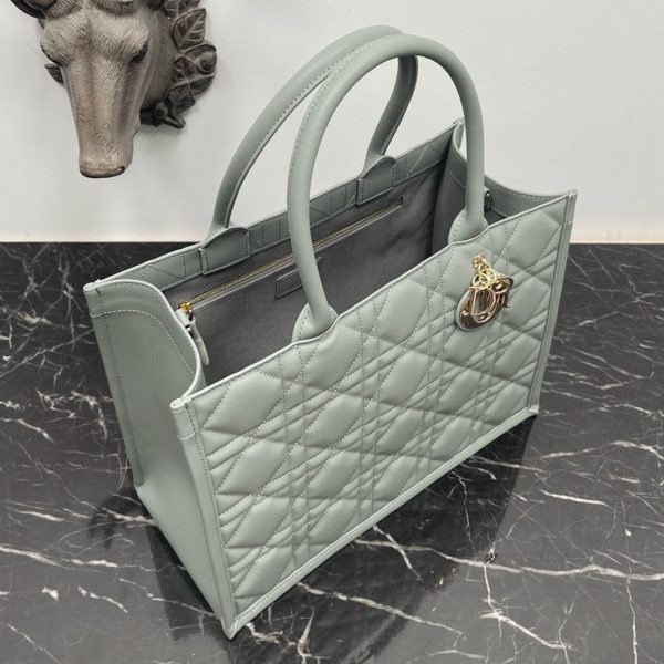 Réplique Sac Dior Book Tote Medium avec bandoulière en gris – Image 4