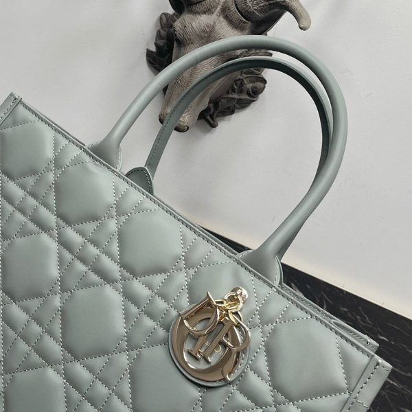 Réplique Sac Dior Book Tote Medium avec bandoulière en gris – Image 3