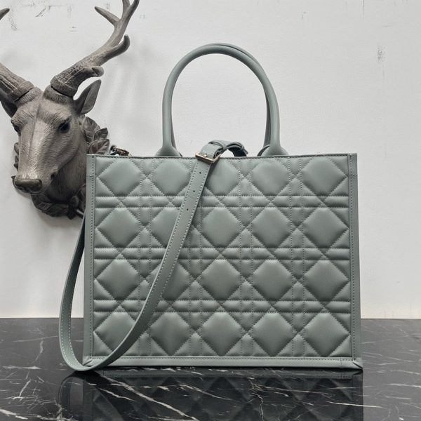 Réplique Sac Dior Book Tote Medium avec bandoulière en gris – Image 2