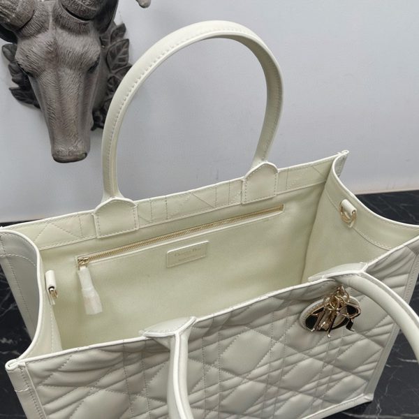 Contrefaçon Sac Dior Book Tote Medium avec bandoulière en blanc – Image 8
