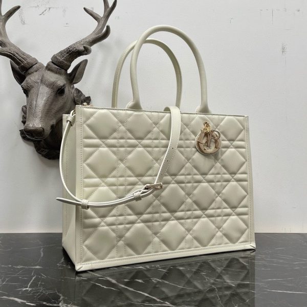 Contrefaçon Sac Dior Book Tote Medium avec bandoulière en blanc – Image 7