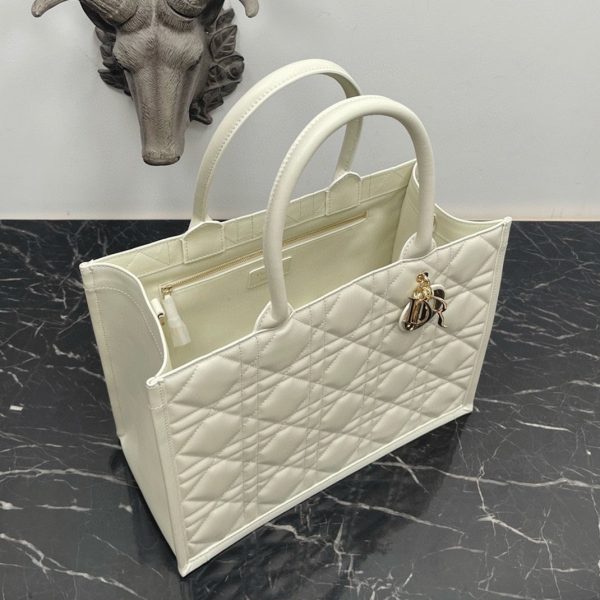 Contrefaçon Sac Dior Book Tote Medium avec bandoulière en blanc – Image 6