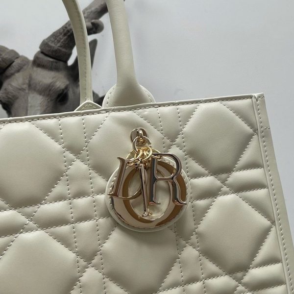 Contrefaçon Sac Dior Book Tote Medium avec bandoulière en blanc – Image 5
