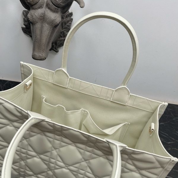 Contrefaçon Sac Dior Book Tote Medium avec bandoulière en blanc – Image 3