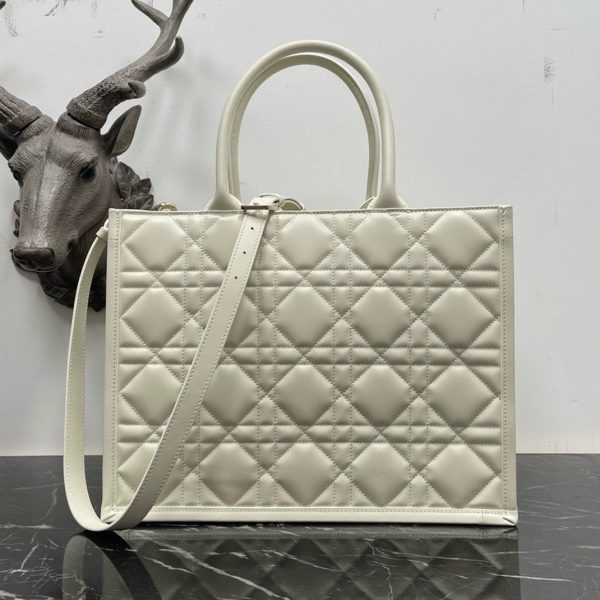 Contrefaçon Sac Dior Book Tote Medium avec bandoulière en blanc – Image 2