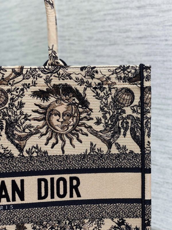 Réplique Sac Dior Book Tote Large en broderie Soleil Toile de Jouy beige – Image 9